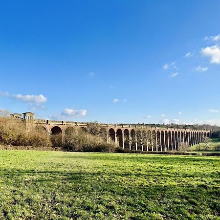 Quirky Vintage Horsebox Conversion With Stunning Views Of Ardingly Reservoir バルカム エクステリア 写真