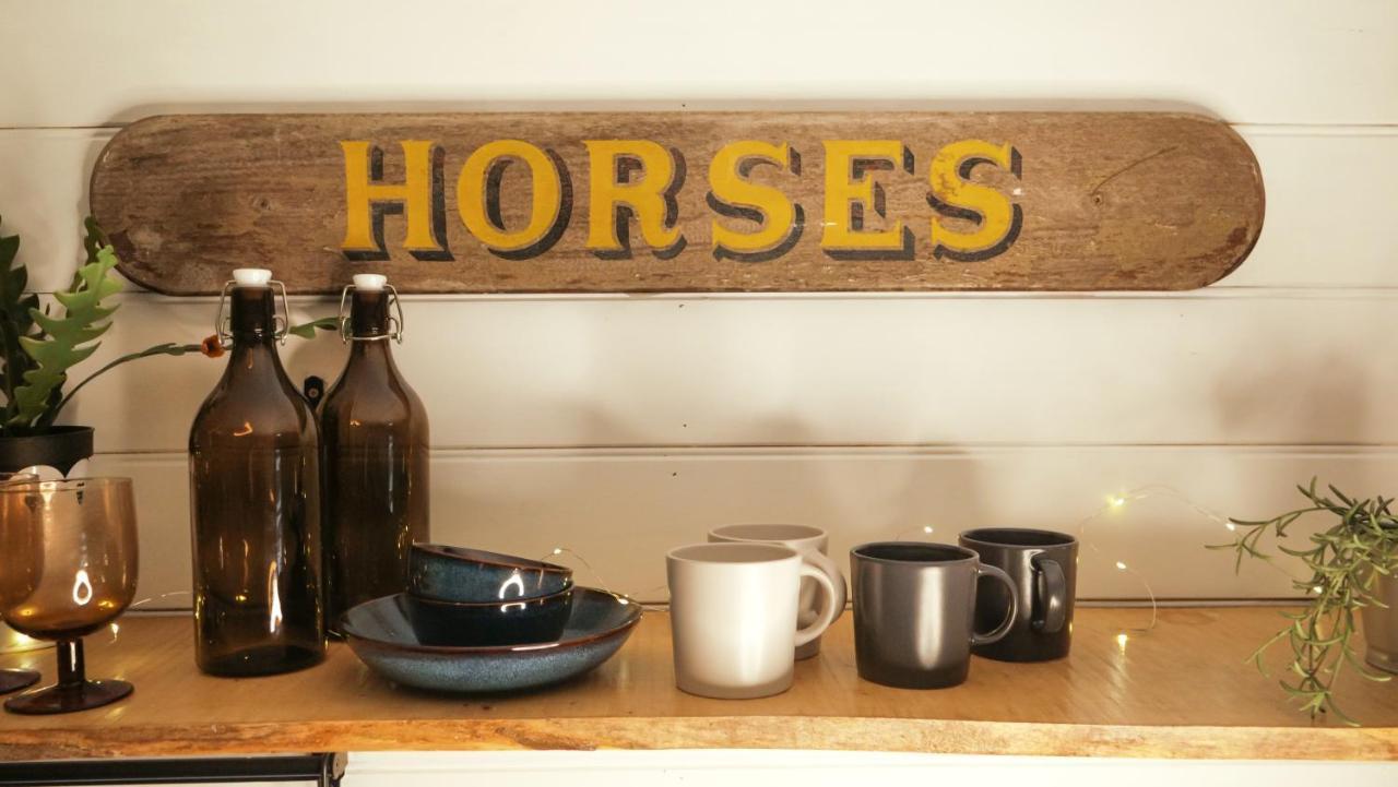 Quirky Vintage Horsebox Conversion With Stunning Views Of Ardingly Reservoir バルカム エクステリア 写真
