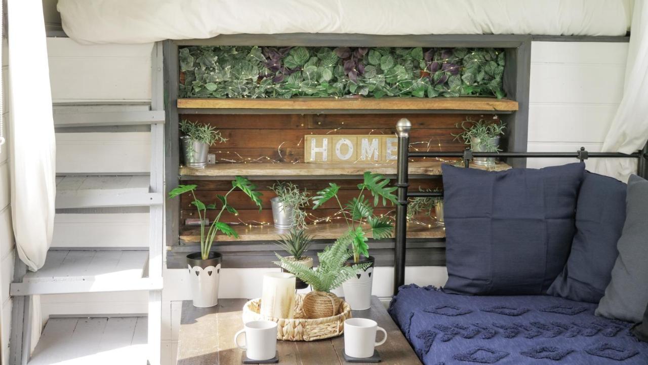 Quirky Vintage Horsebox Conversion With Stunning Views Of Ardingly Reservoir バルカム エクステリア 写真
