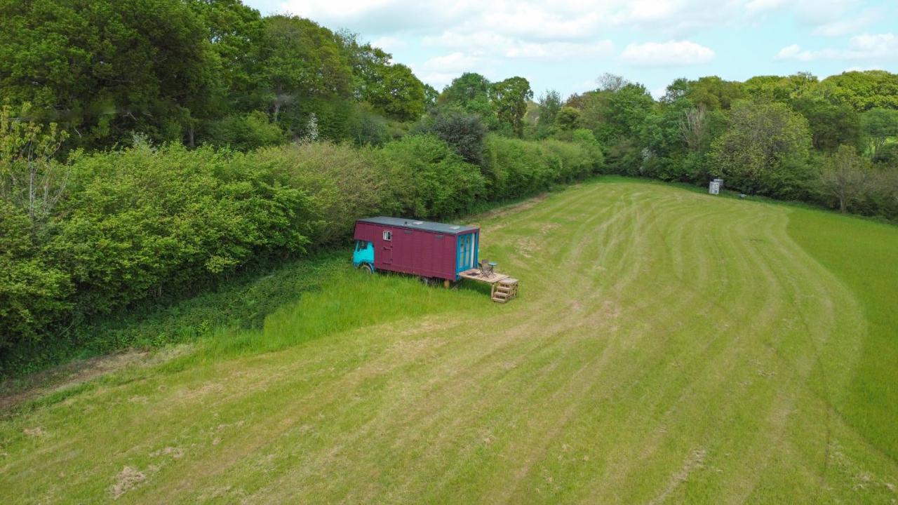 Quirky Vintage Horsebox Conversion With Stunning Views Of Ardingly Reservoir バルカム エクステリア 写真