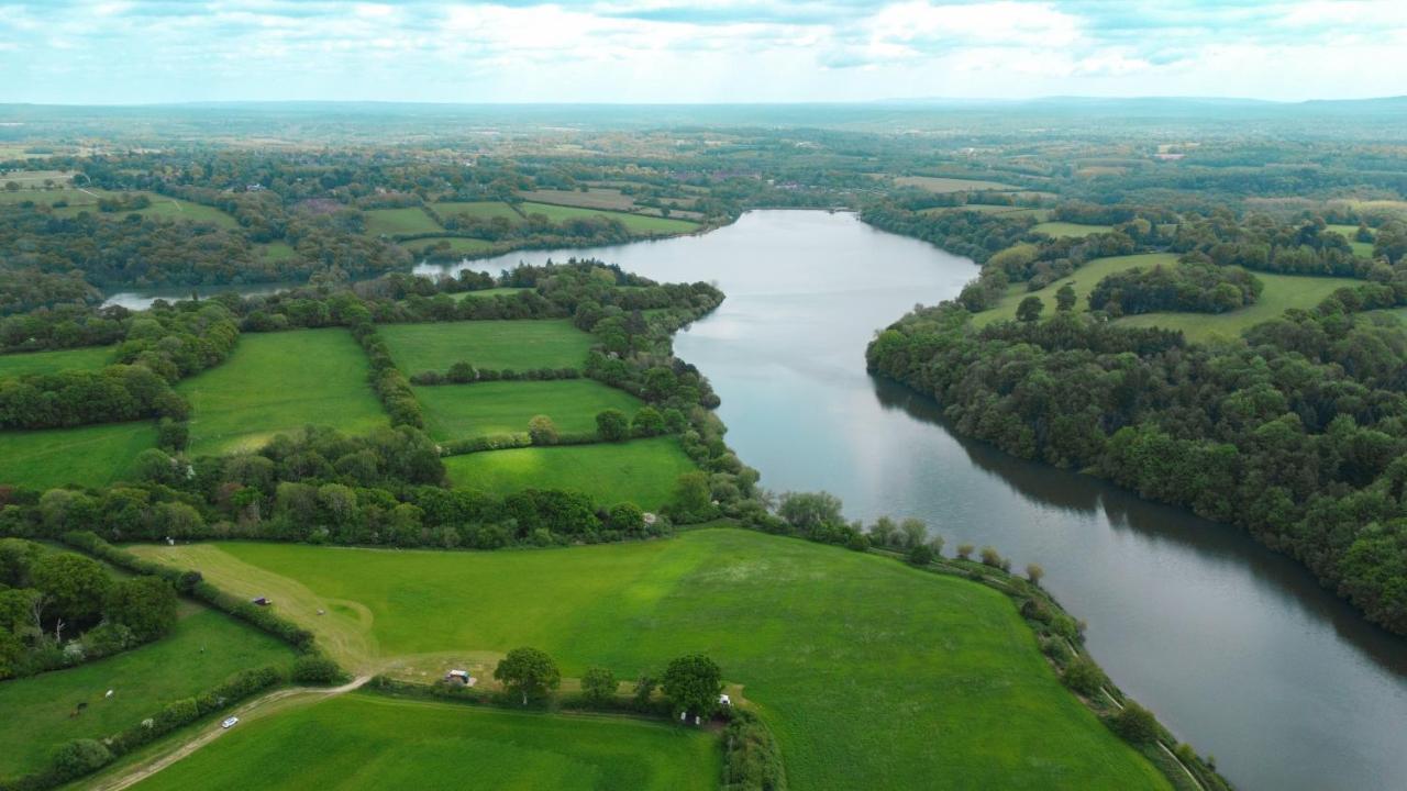 Quirky Vintage Horsebox Conversion With Stunning Views Of Ardingly Reservoir バルカム エクステリア 写真