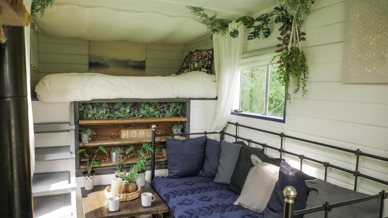 Quirky Vintage Horsebox Conversion With Stunning Views Of Ardingly Reservoir バルカム エクステリア 写真