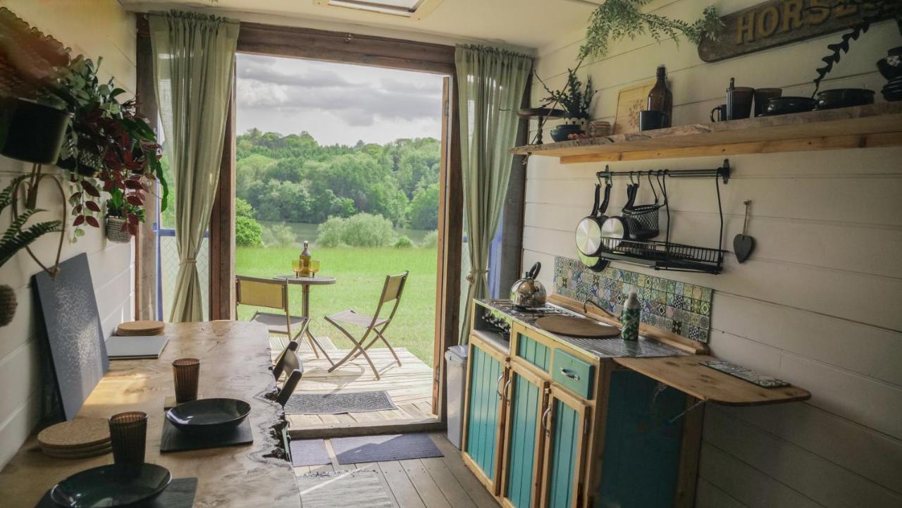 Quirky Vintage Horsebox Conversion With Stunning Views Of Ardingly Reservoir バルカム エクステリア 写真