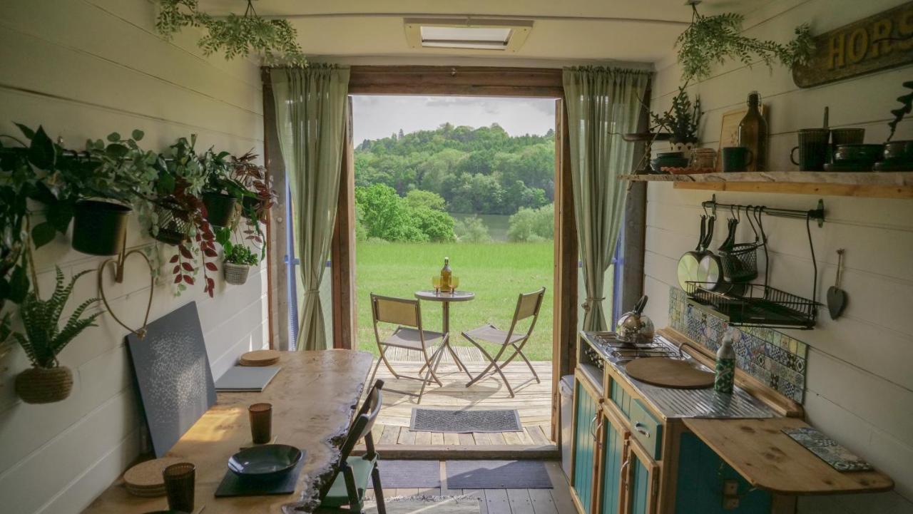 Quirky Vintage Horsebox Conversion With Stunning Views Of Ardingly Reservoir バルカム エクステリア 写真