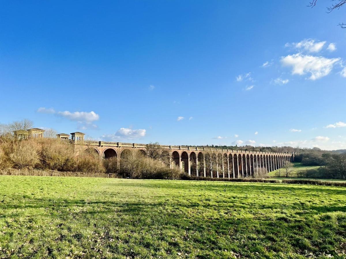 Quirky Vintage Horsebox Conversion With Stunning Views Of Ardingly Reservoir バルカム エクステリア 写真
